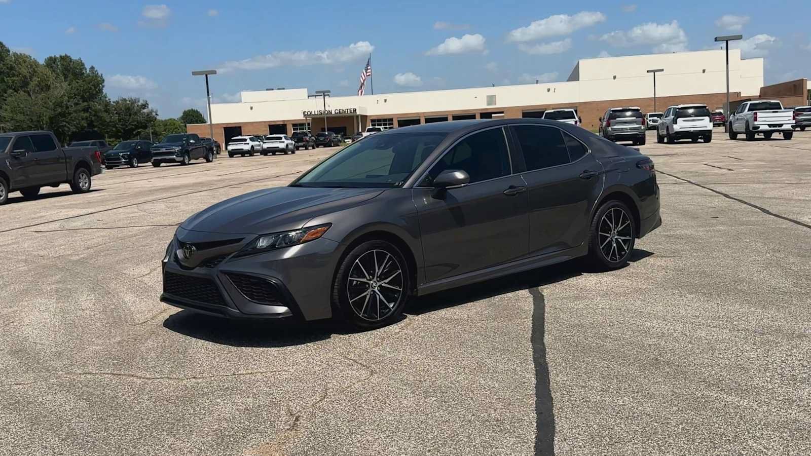 Used 2023 Toyota Camry SE FWD image 4