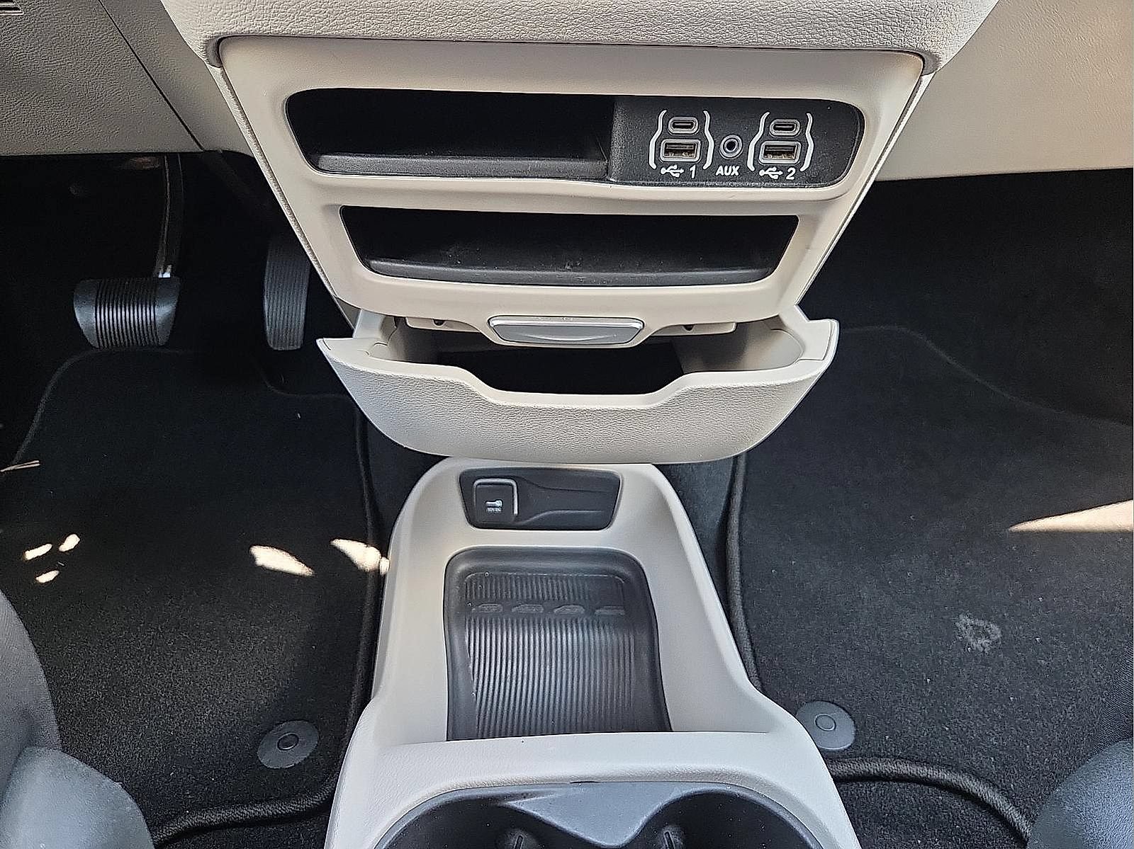 Used 2023 Chrysler Voyager LX FWD image 17