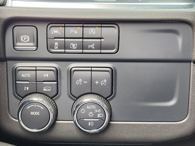 Used 2025 Chevrolet Suburban RST w/ Comfort Package AWD/4WD image 16