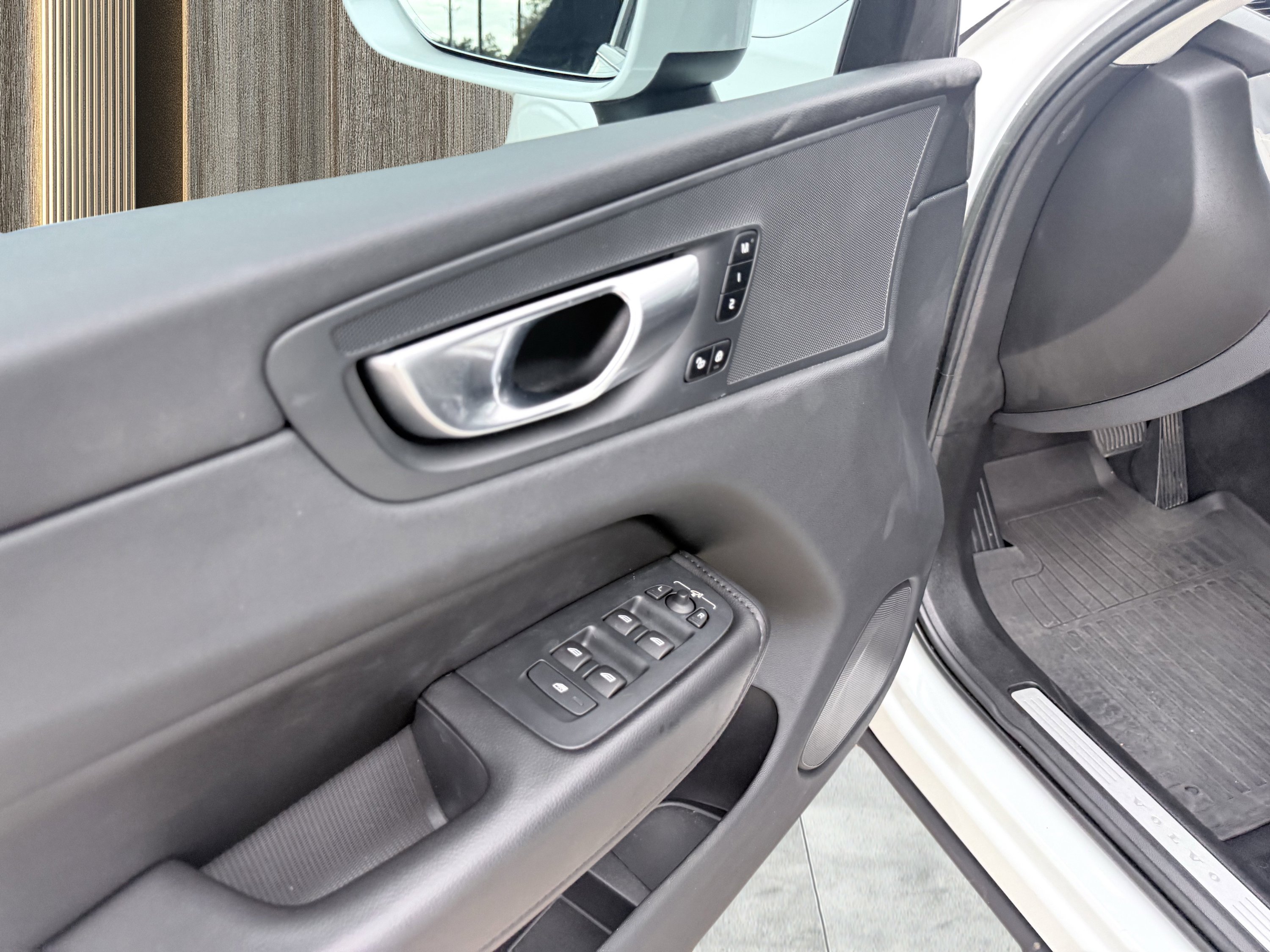 Used 2023 Volvo XC60 B5 Core image 23