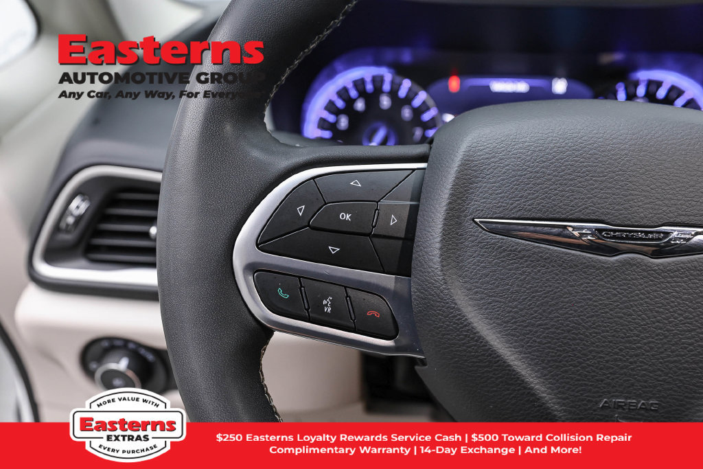 Used 2023 Chrysler Pacifica Touring-L FWD image 16