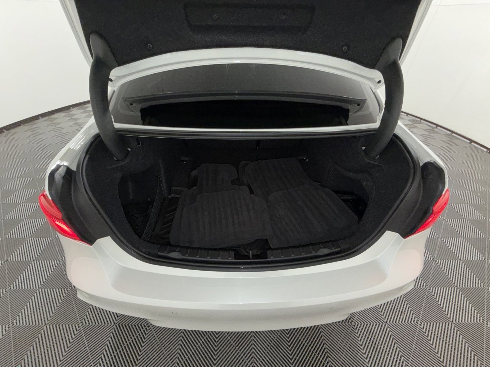 Used 2018 BMW M3 image 25