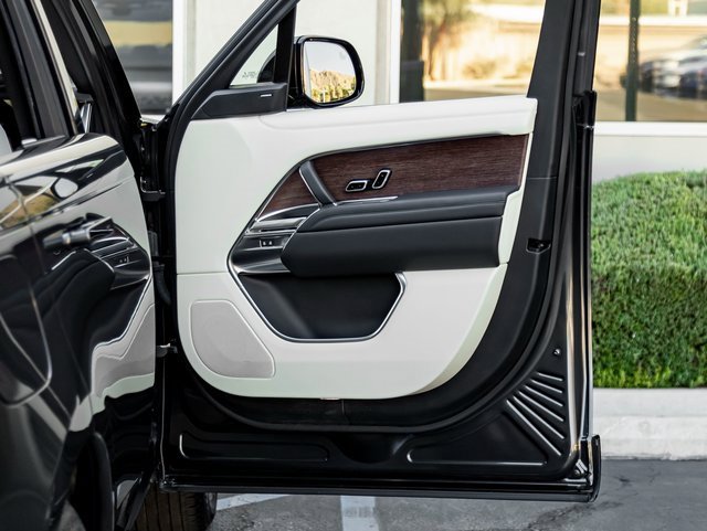 Used 2023 Land Rover Range Rover SE image 25