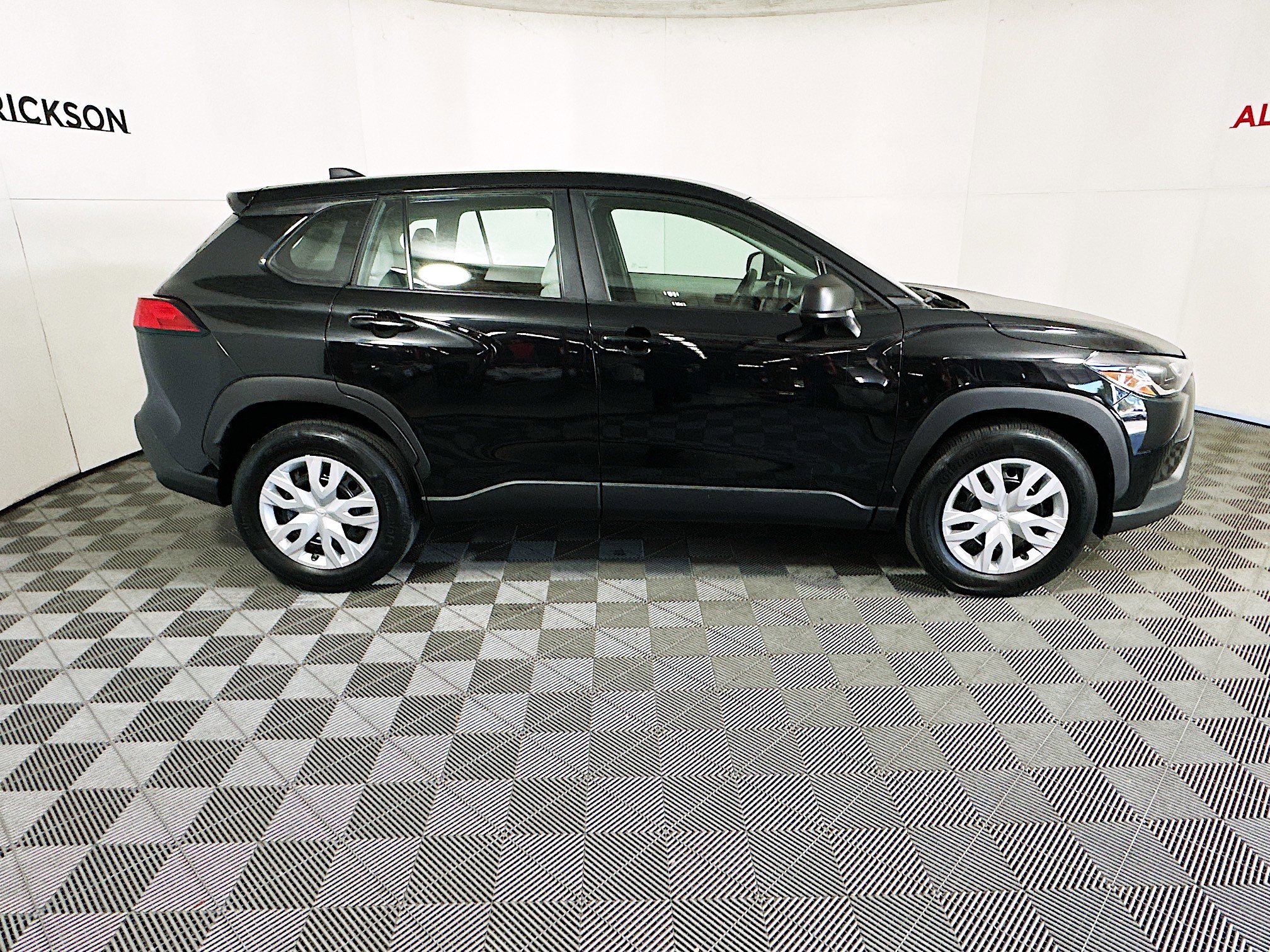 Used 2023 Toyota Corolla Cross L image 2