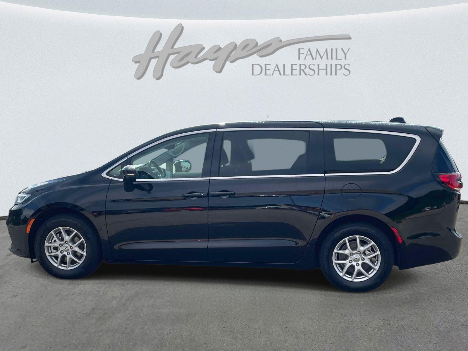 Used 2024 Chrysler Pacifica Touring-L FWD image 6