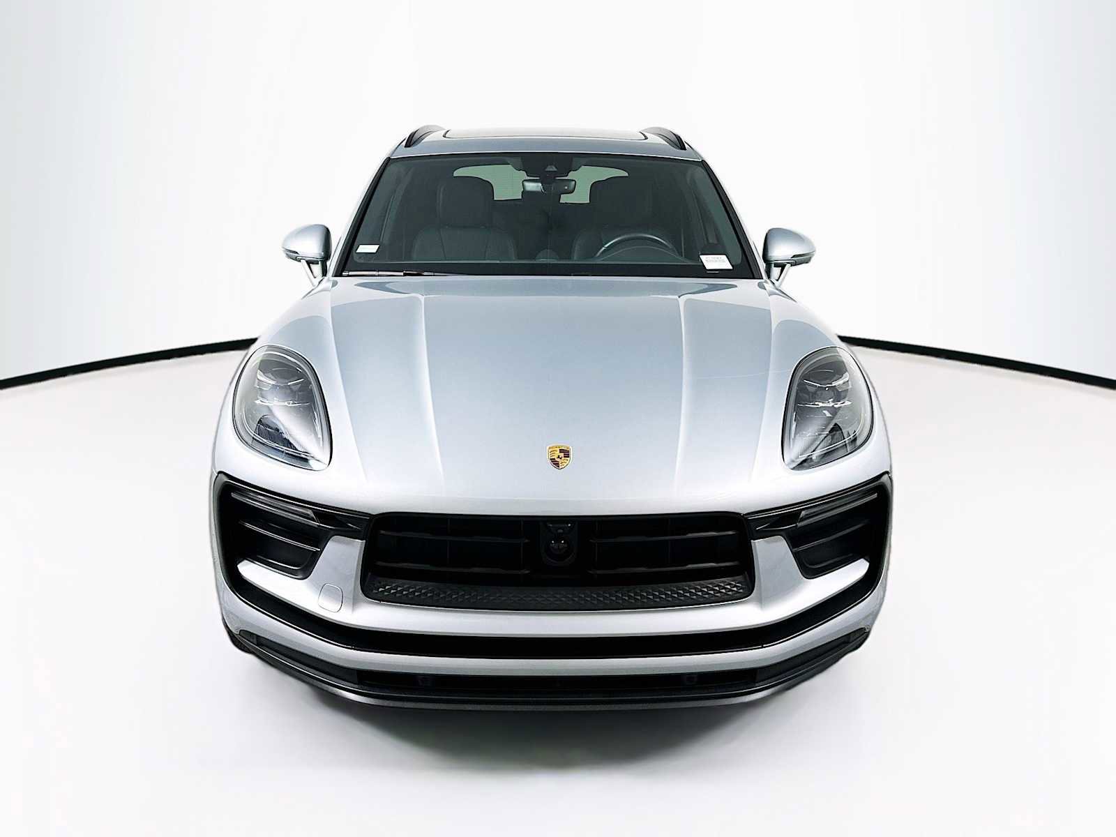 Certified 2025 Porsche Macan image 6