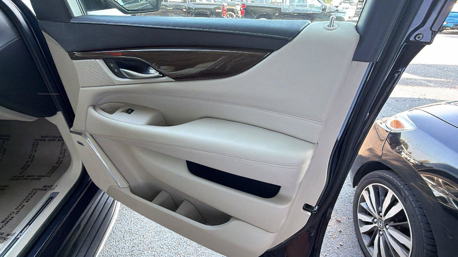 Used 2020 Cadillac Escalade Luxury RWD image 17