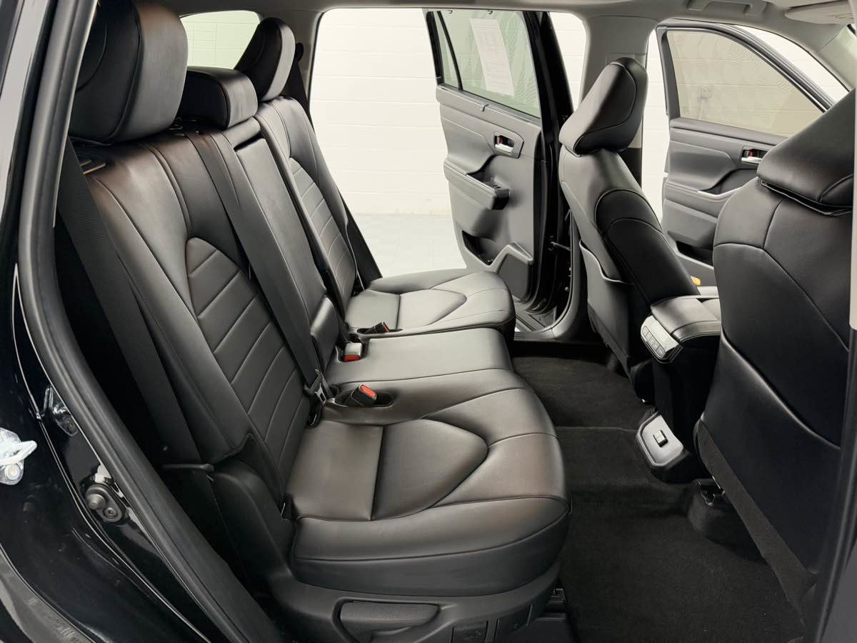 Used 2024 Toyota Highlander XLE image 13