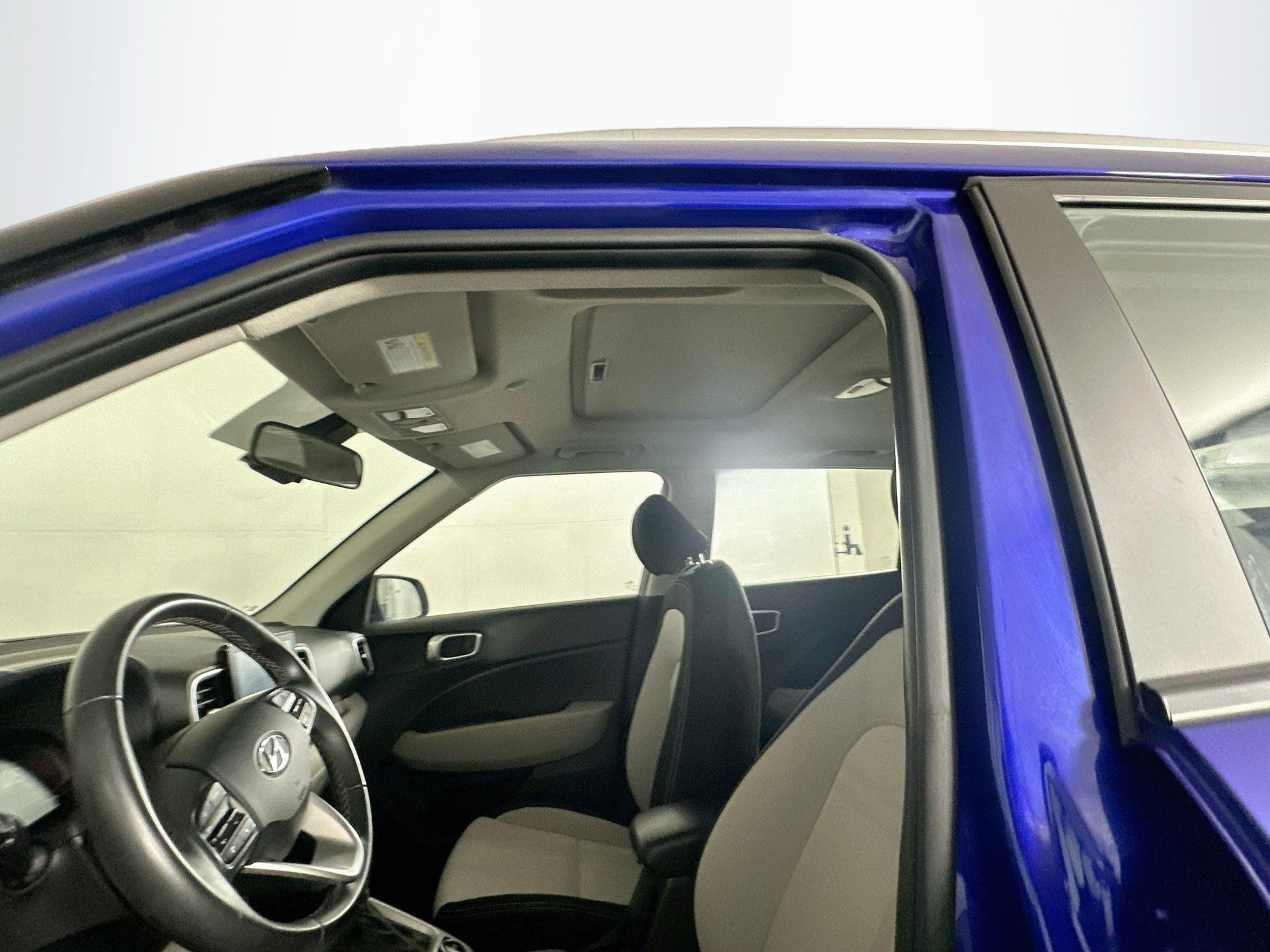 Used 2025 Hyundai Venue SEL FWD image 25