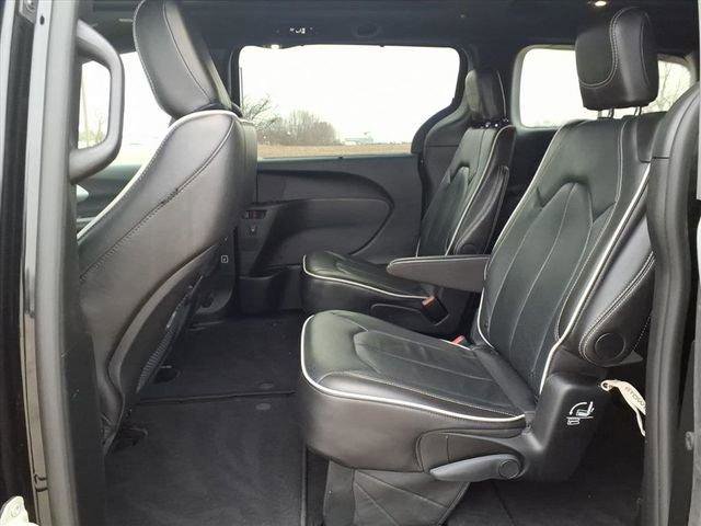 Used 2025 Chrysler Pacifica Limited image 21