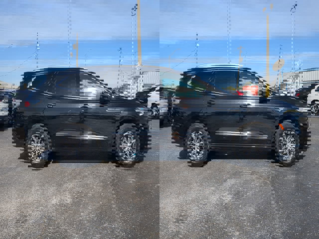 Used 2022 Buick Enclave Essence image 3