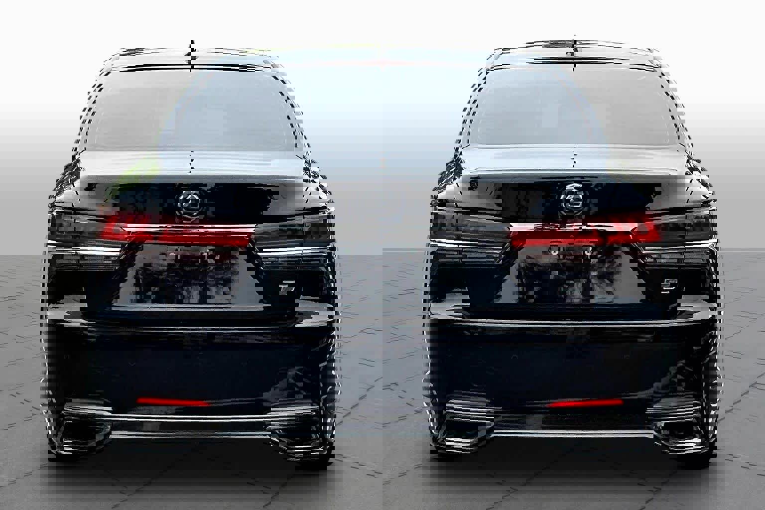 Used 2018 Lexus LS 500 F Sport w/ Accessory Package (Z2) image 5