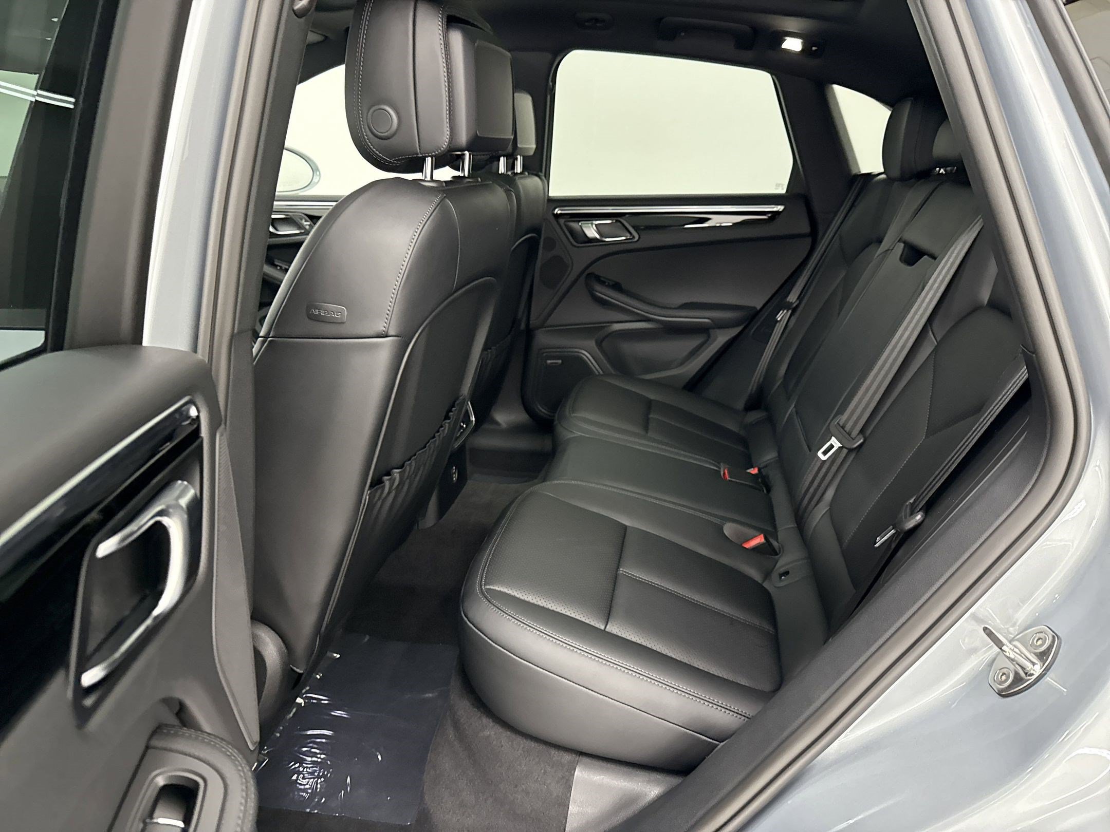 Used 2025 Porsche Macan AWD/4WD image 32