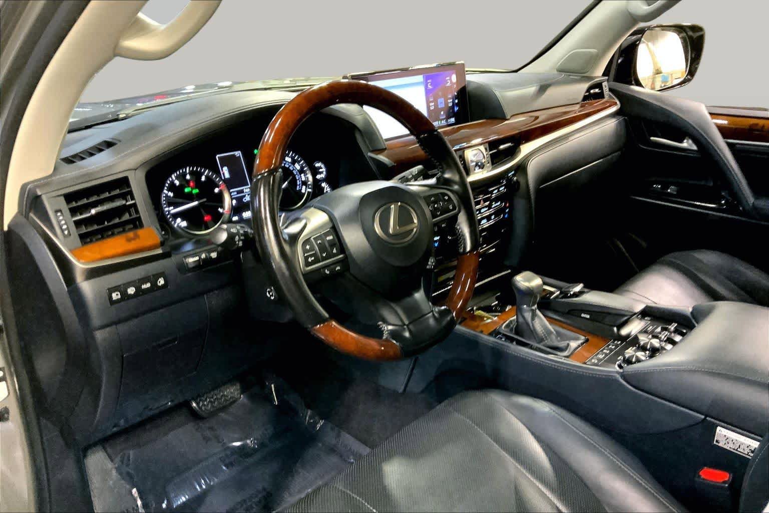 Used 2020 Lexus LX 570 4WD w/ Luxury Package image 18