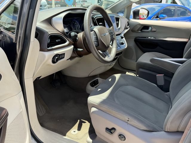 Used 2017 Chrysler Pacifica Touring w/ Tire & Wheel Group FWD image 6