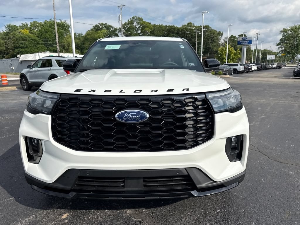 Used 2025 Ford Explorer ST-Line w/ Premium Package AWD/4WD image 3
