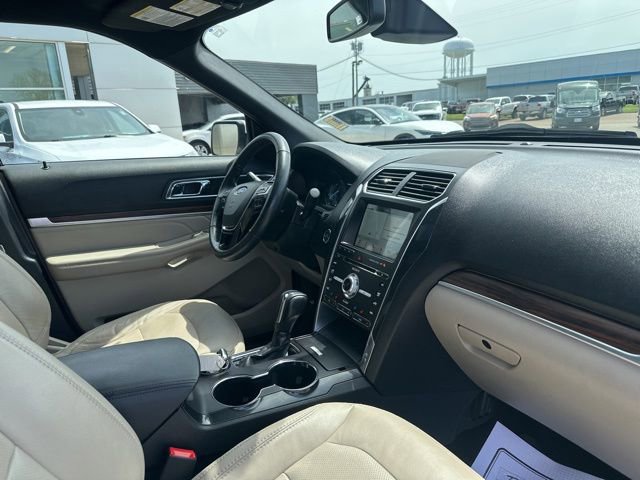 Used 2018 Ford Explorer Limited w/ Equipment Group 301A FWD image 9