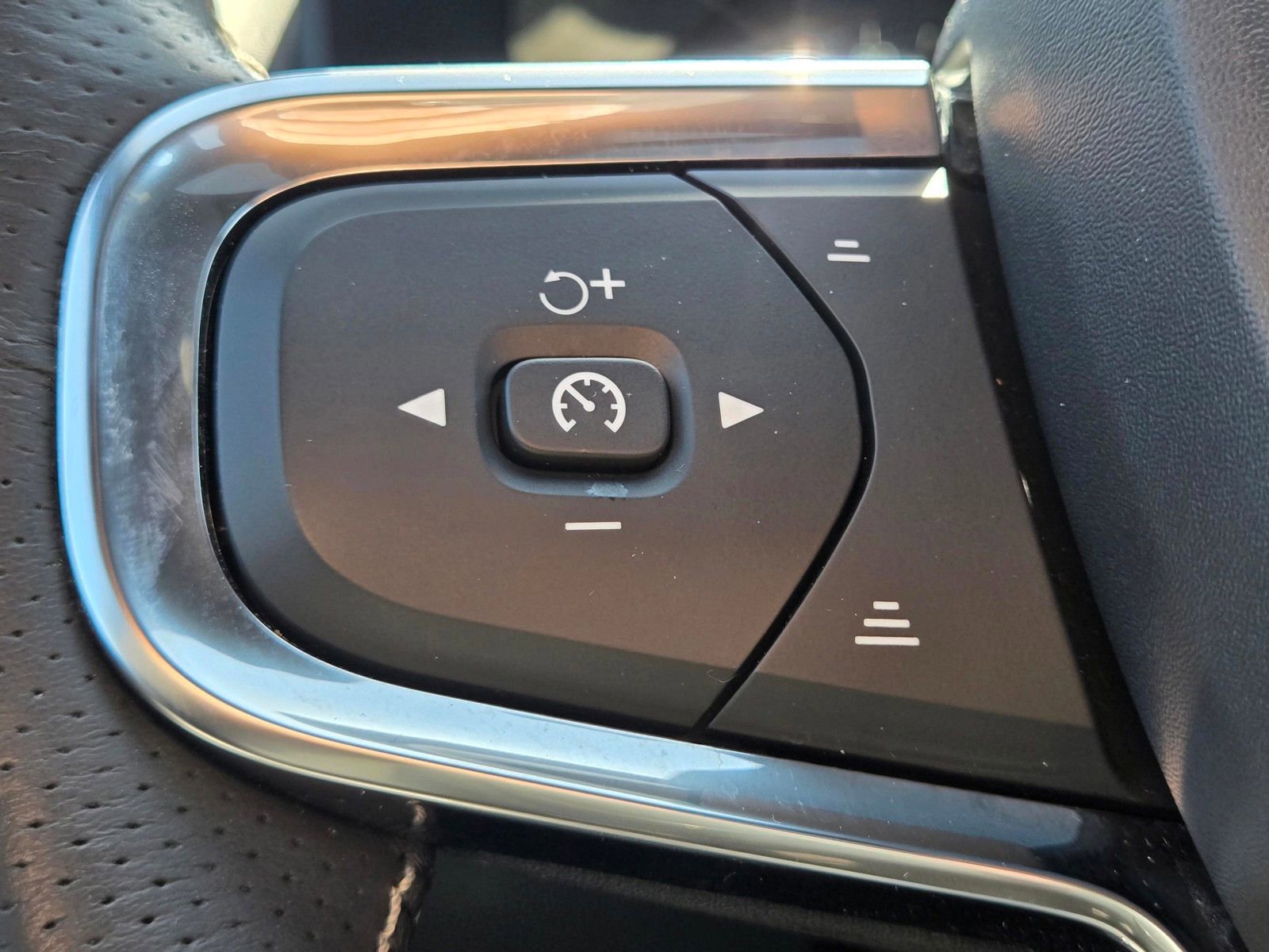 Used 2021 Volvo XC40 T4 R-Design w/ Advanced Package image 23