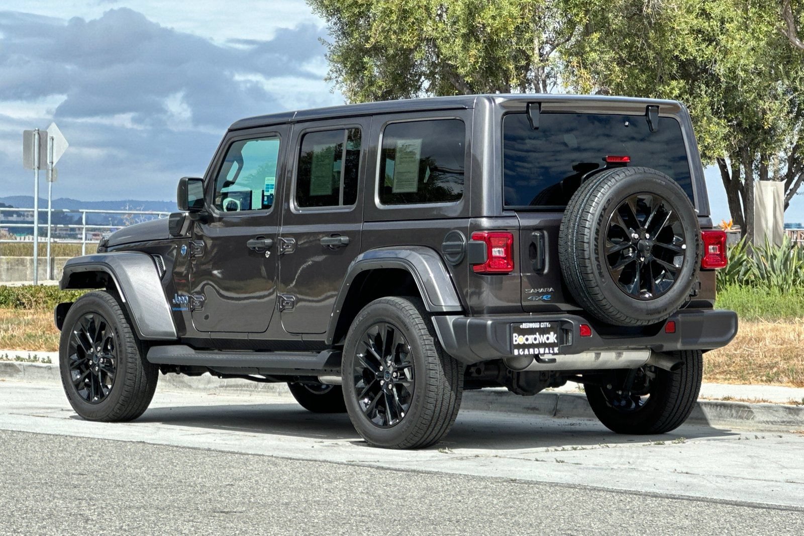 Used 2025 Jeep Wrangler Unlimited Sahara AWD/4WD image 6