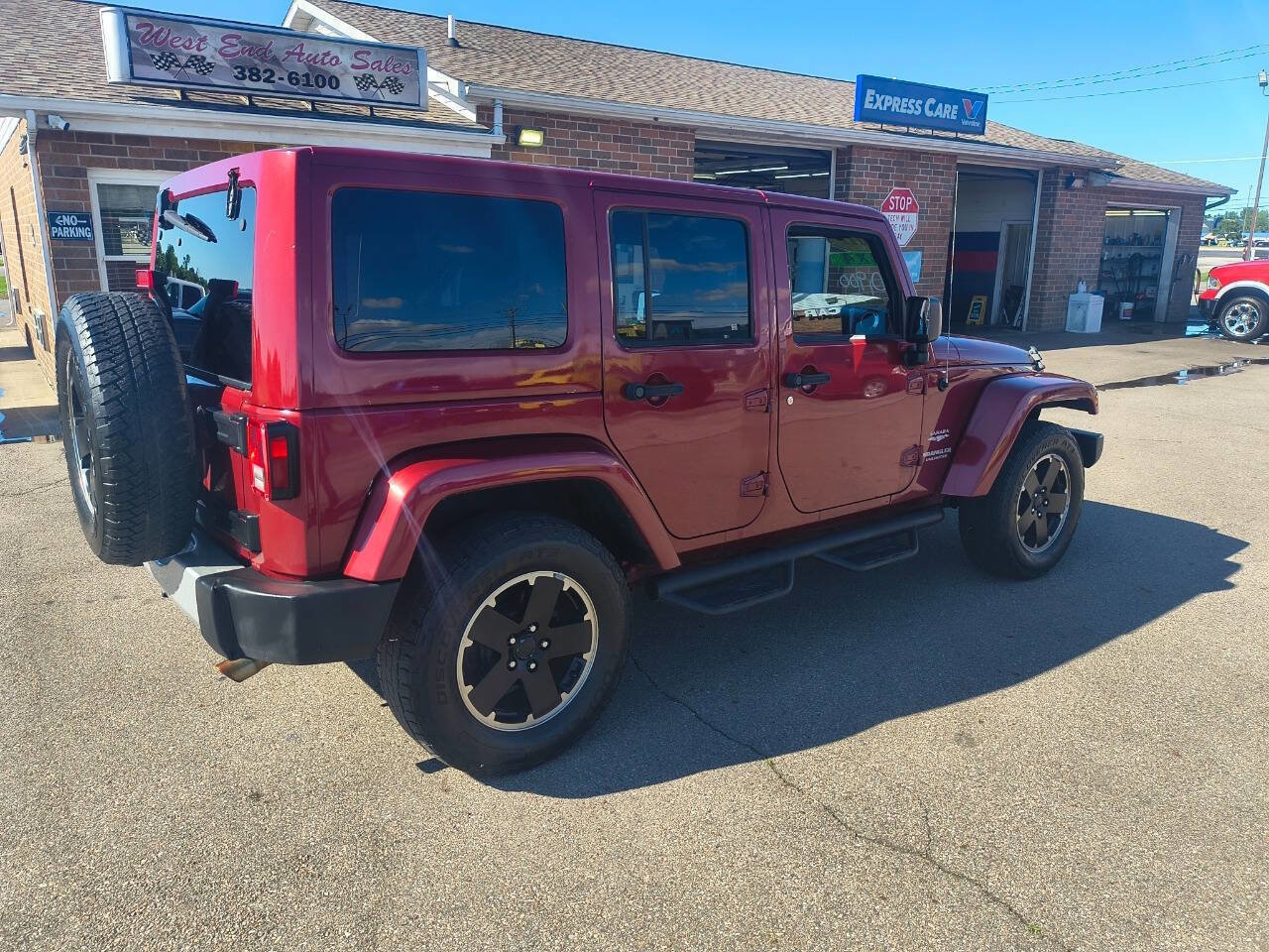 Used 2011 Jeep Wrangler Unlimited Sahara w/ Dual Top Group AWD/4WD image 4