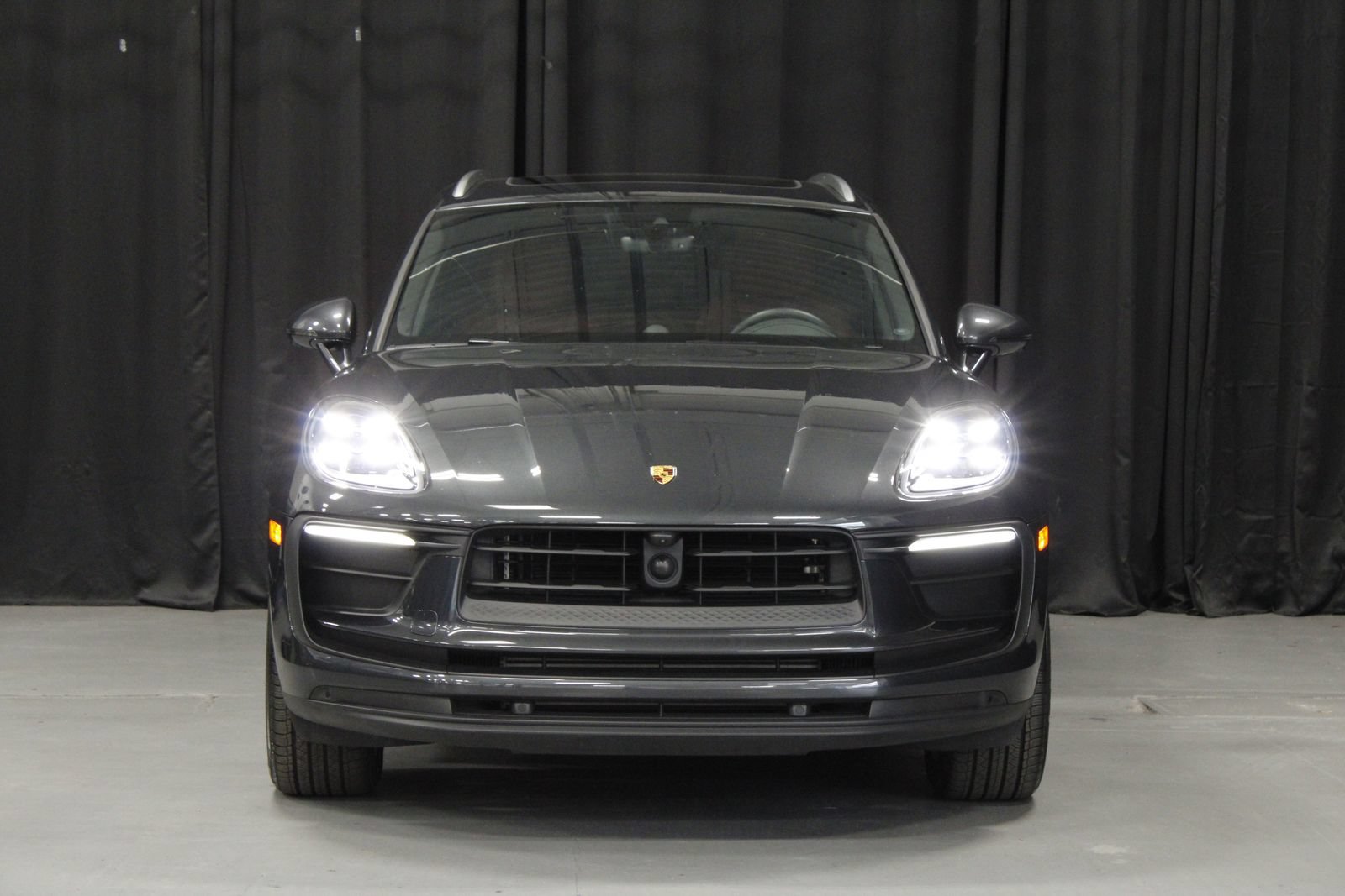 Certified 2025 Porsche Macan AWD/4WD image 8