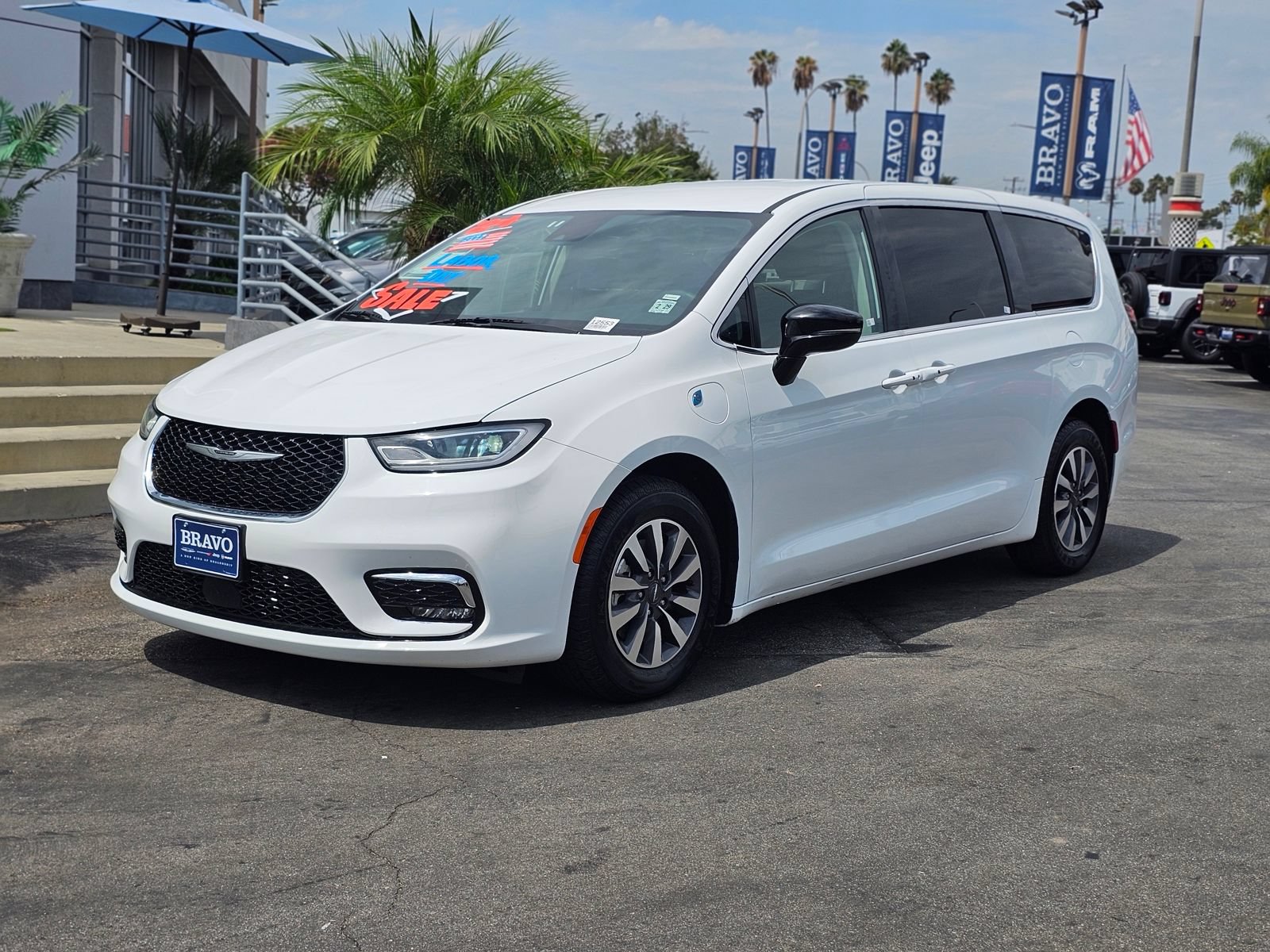 Used 2024 Chrysler Pacifica Limited FWD image 4