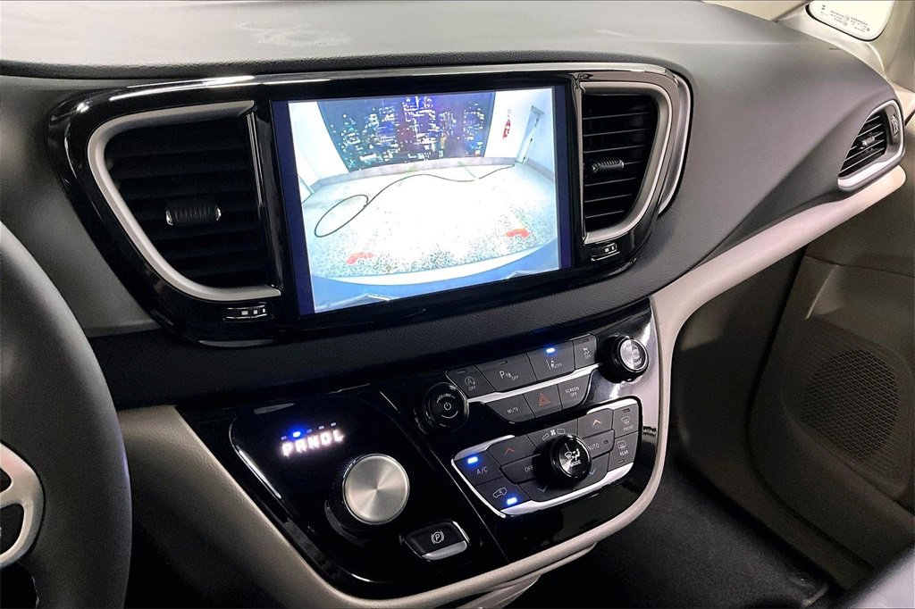 Used 2024 Chrysler Pacifica Touring-L image 15