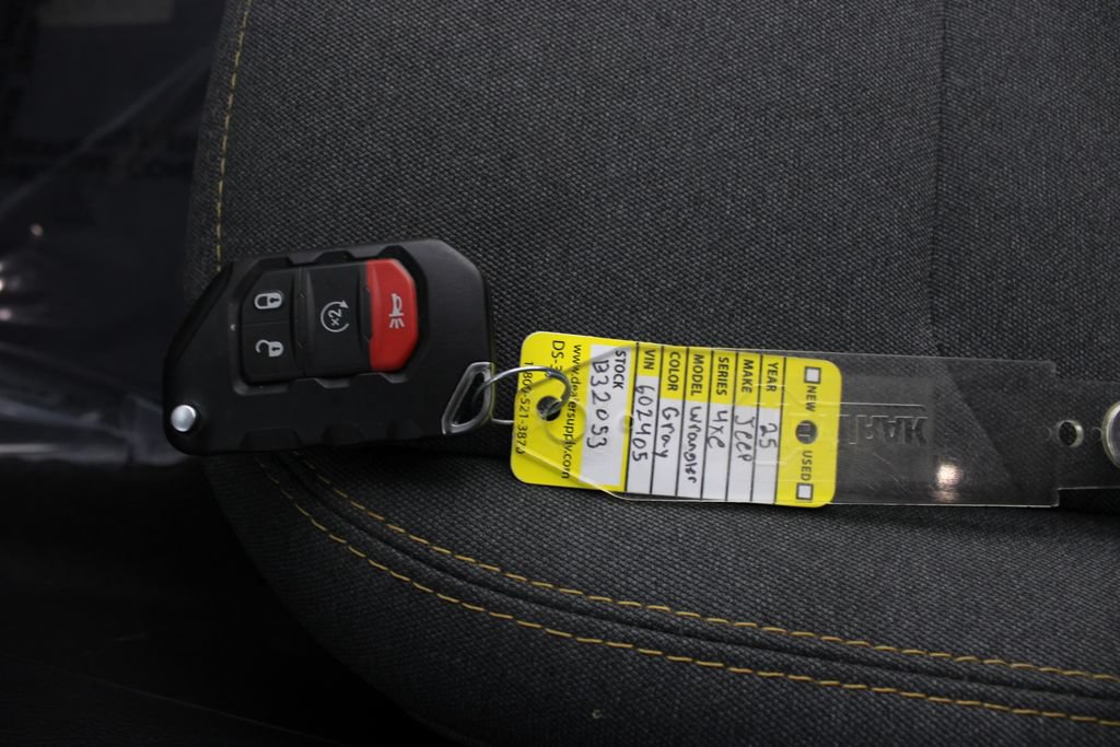 Used 2025 Jeep Wrangler Unlimited Sahara AWD/4WD image 6