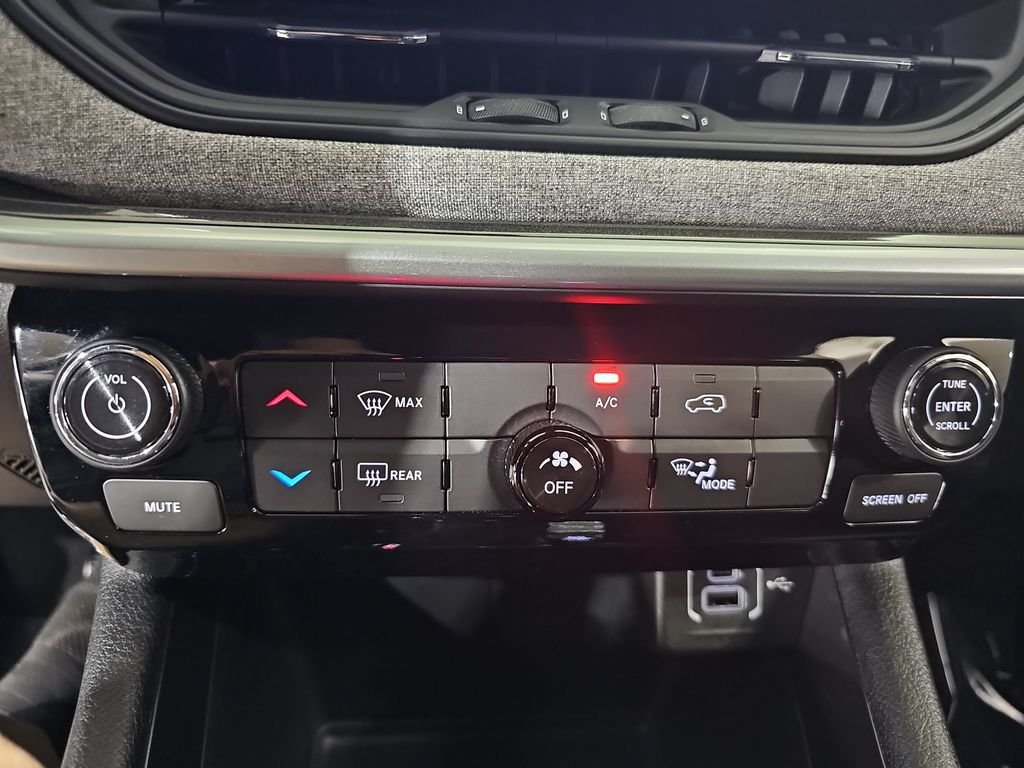 Used 2024 Jeep Compass Latitude w/ Sun and Sound Group AWD/4WD image 25