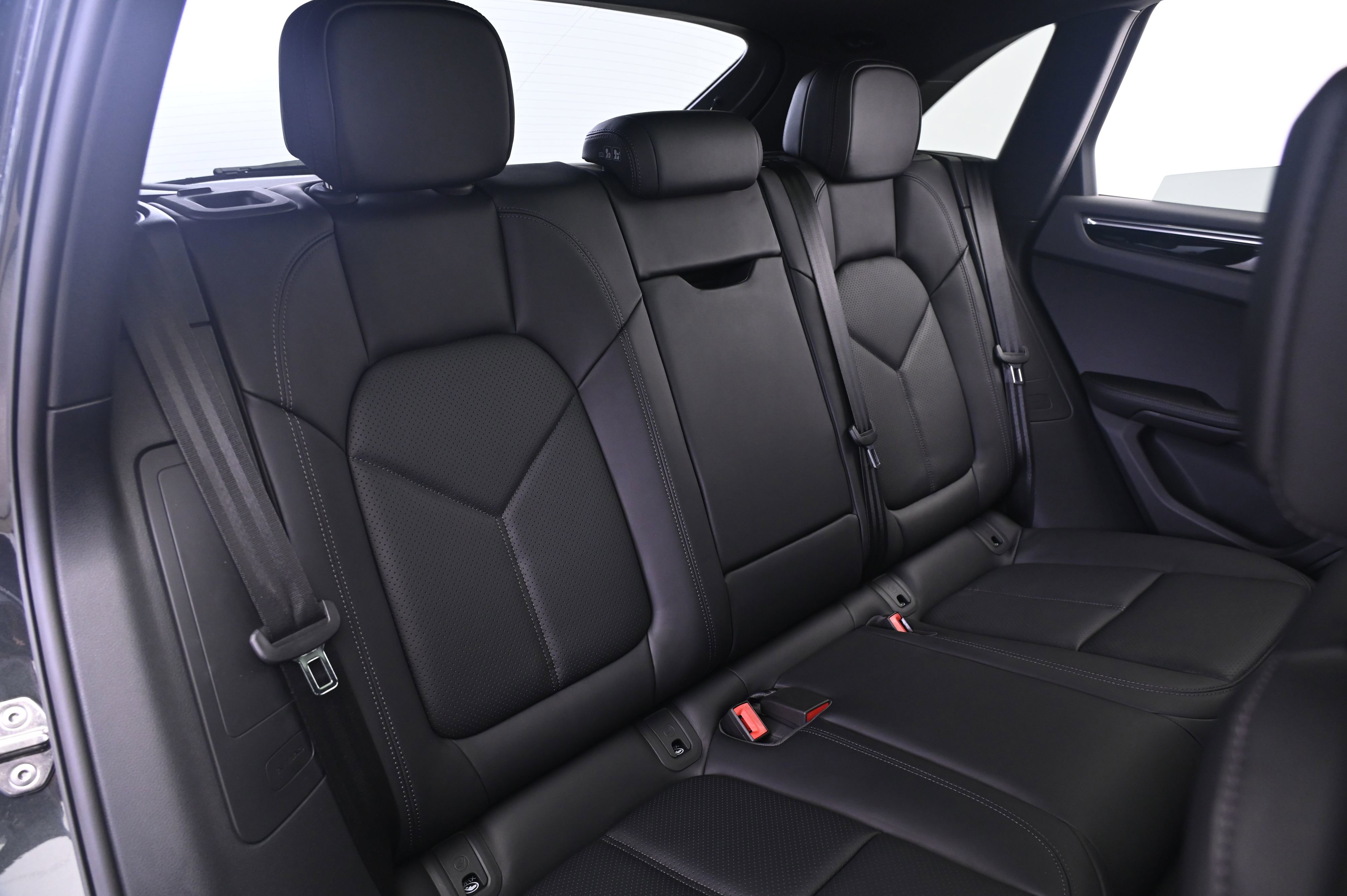 Certified 2025 Porsche Macan AWD/4WD image 19