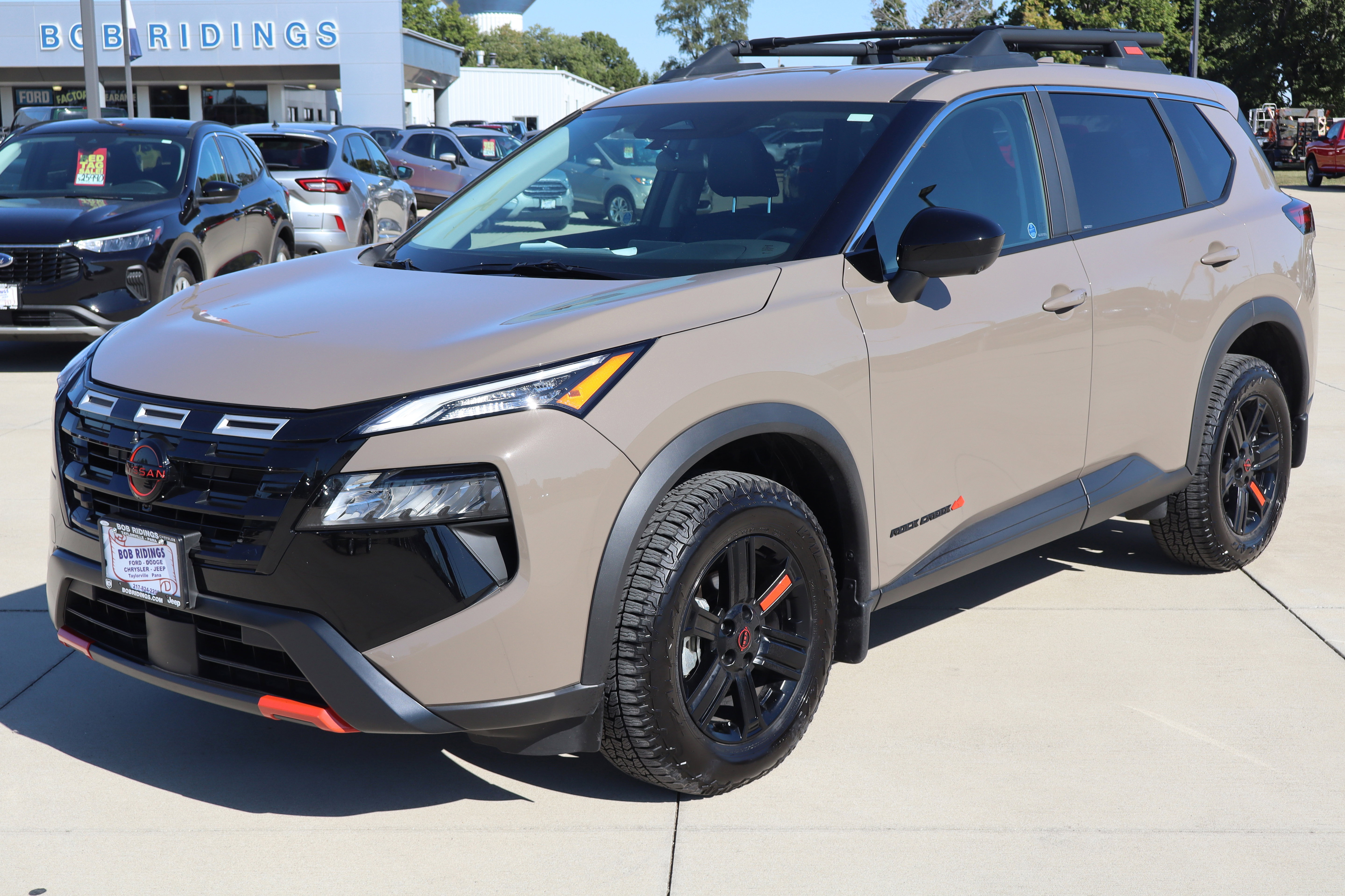 Used 2025 Nissan Rogue SV image 2