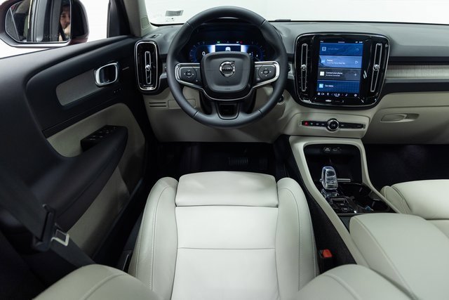 Used 2024 Volvo XC40 B5 Ultimate w/ Protection Package Premier image 3