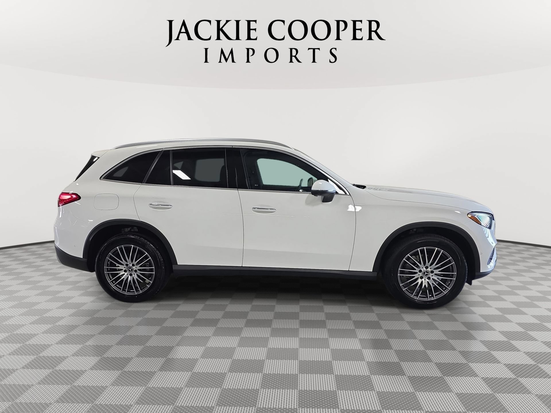 Certified 2025 Mercedes-Benz GLC 300 4MATIC image 4