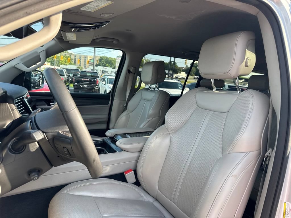 Used 2024 Jeep Wagoneer L Series II w/ Flexible Seating Group AWD/4WD image 12