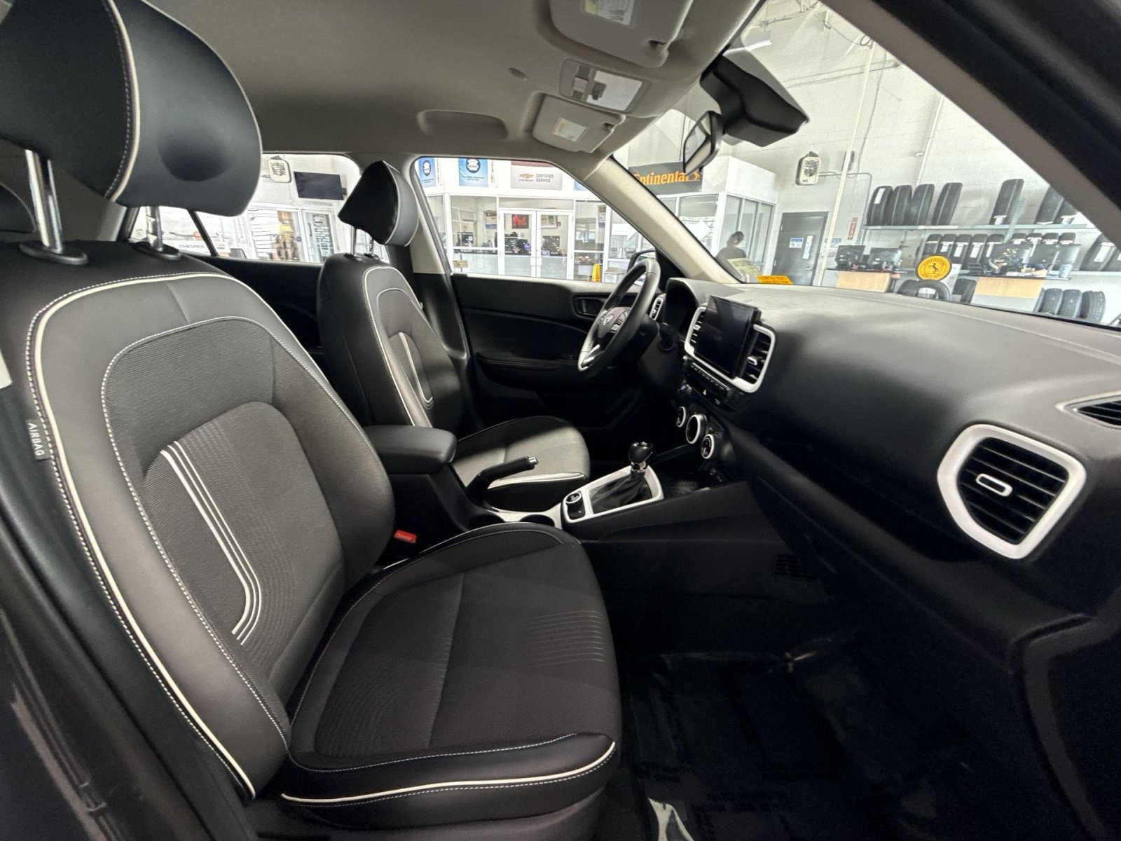 Used 2023 Hyundai Venue Limited FWD image 27
