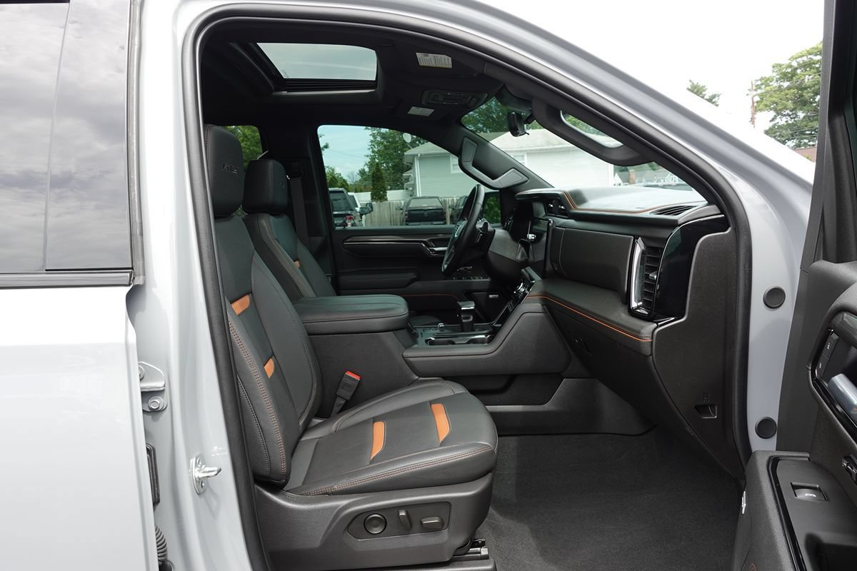Used 2025 GMC Sierra 1500 AT4 w/ Technology Package AWD/4WD image 43