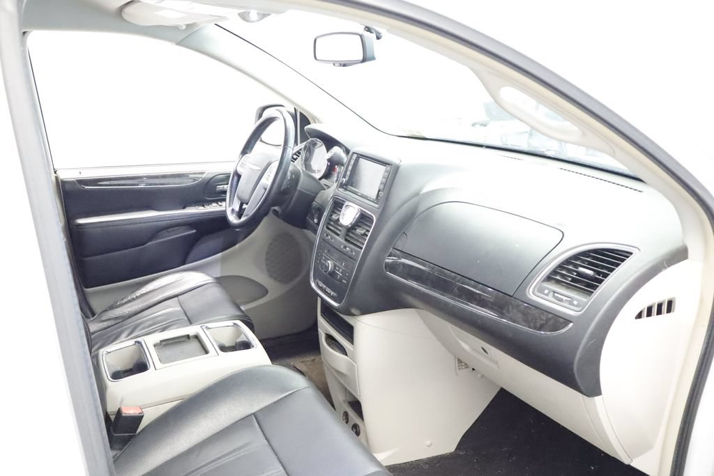 Used 2014 Chrysler Town & Country Touring FWD image 21