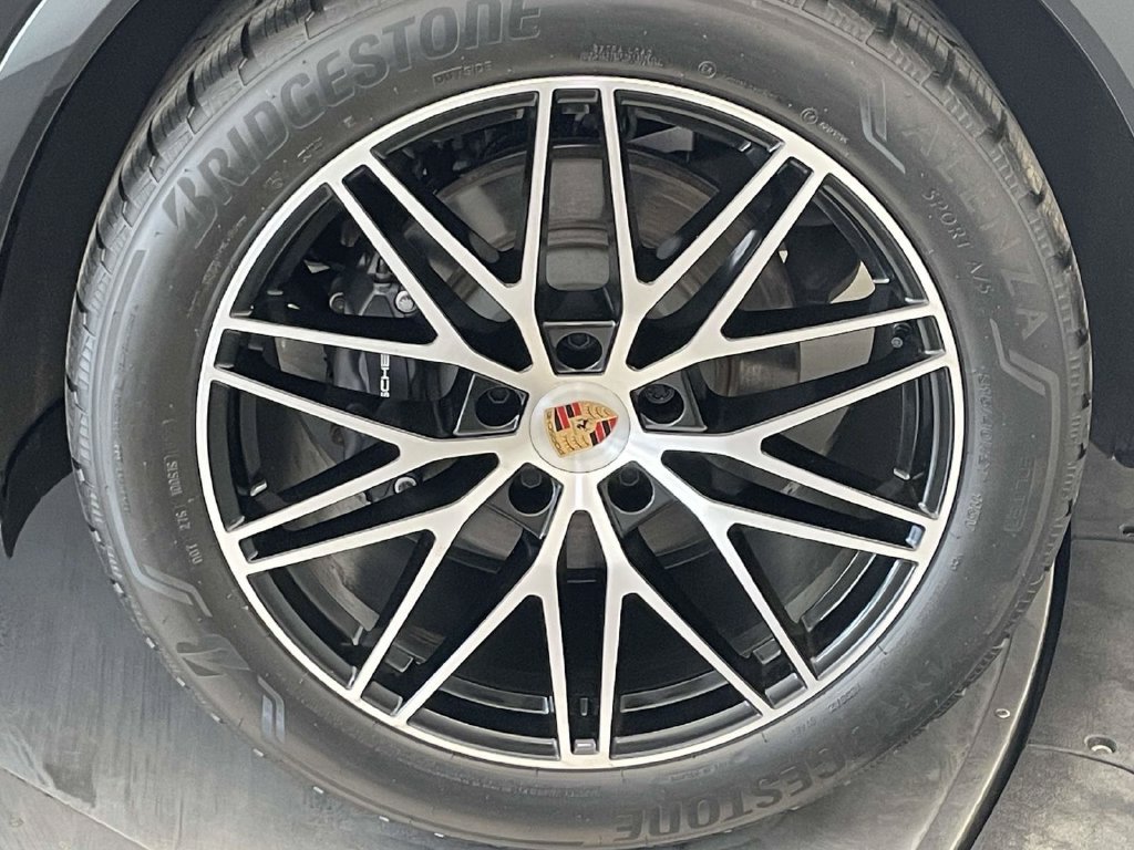 Certified 2025 Porsche Cayenne AWD/4WD image 12