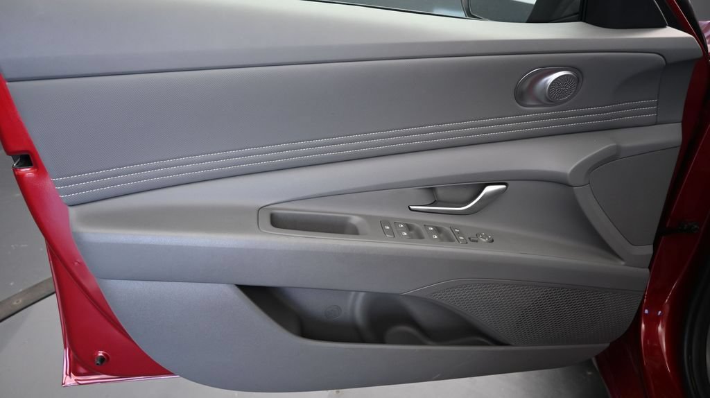 Used 2025 Hyundai Elantra Sport FWD image 21