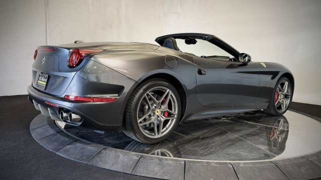 Used 2017 Ferrari California T RWD image 42