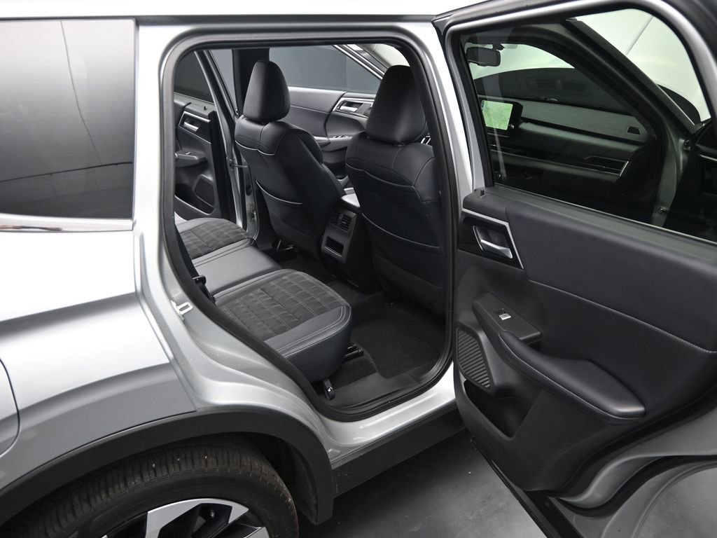 Used 2024 Mitsubishi Outlander SE image 14
