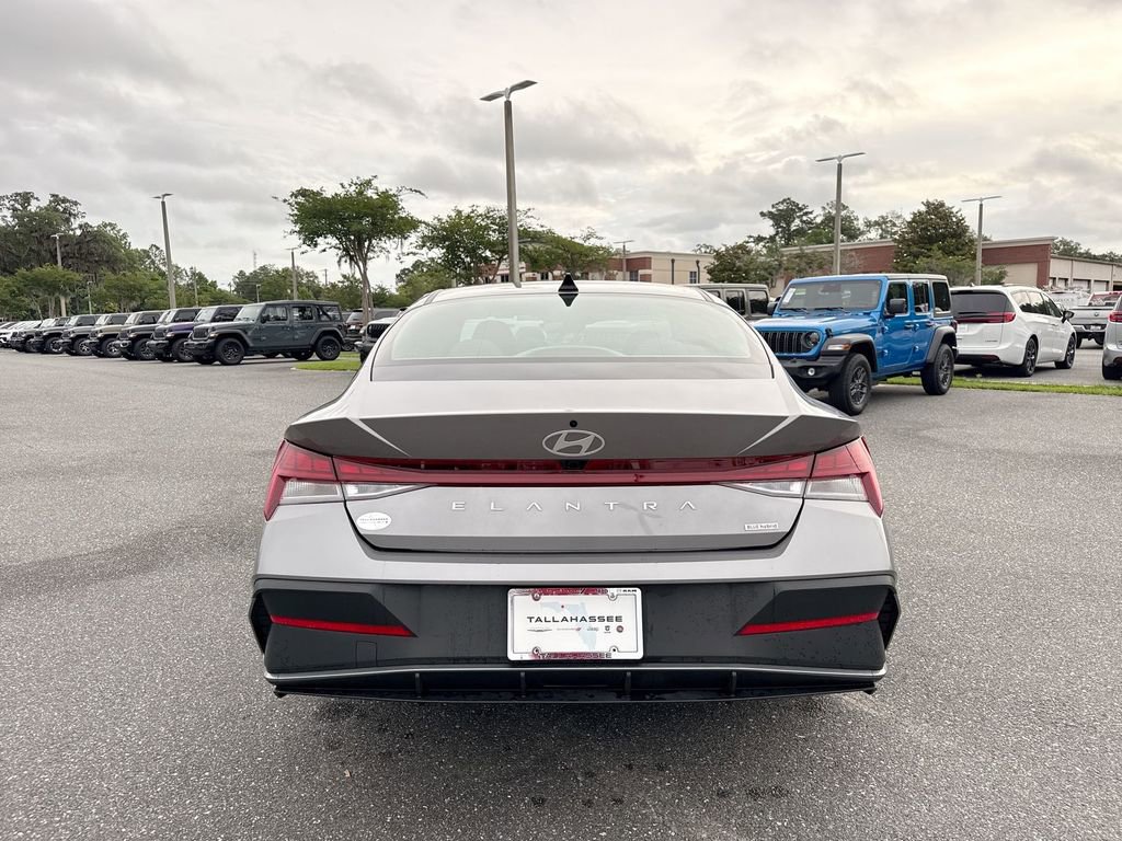 Used 2024 Hyundai Elantra Blue FWD image 4