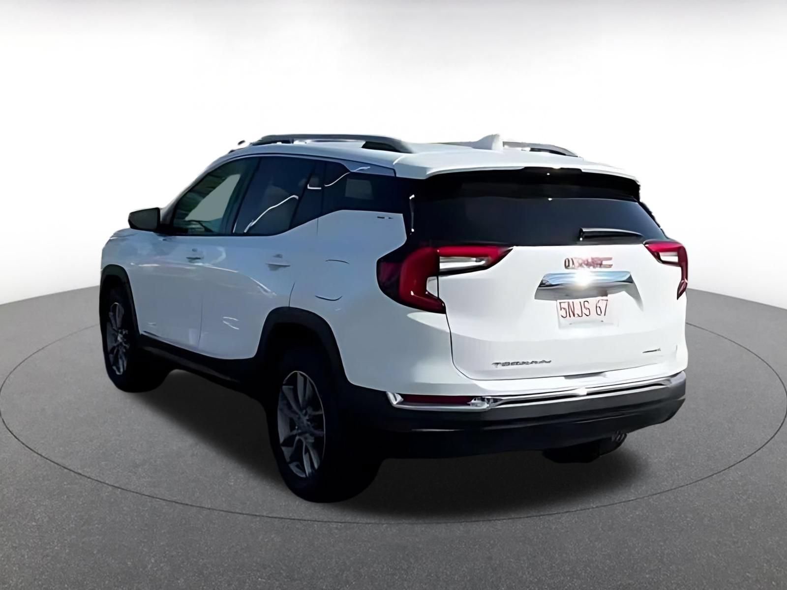 Used 2024 GMC Terrain SLT AWD/4WD image 9
