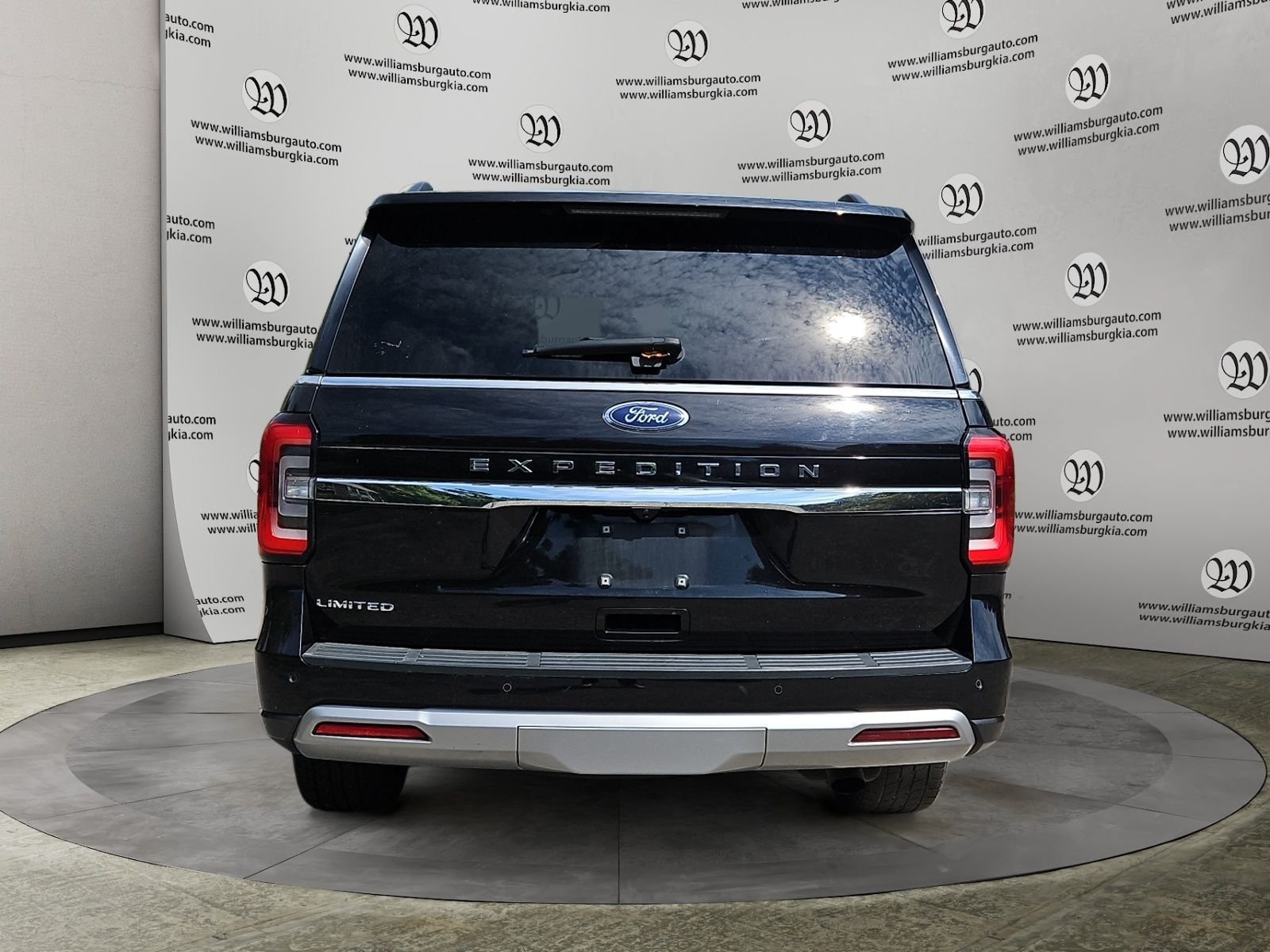 Used 2024 Ford Expedition Limited AWD/4WD image 4