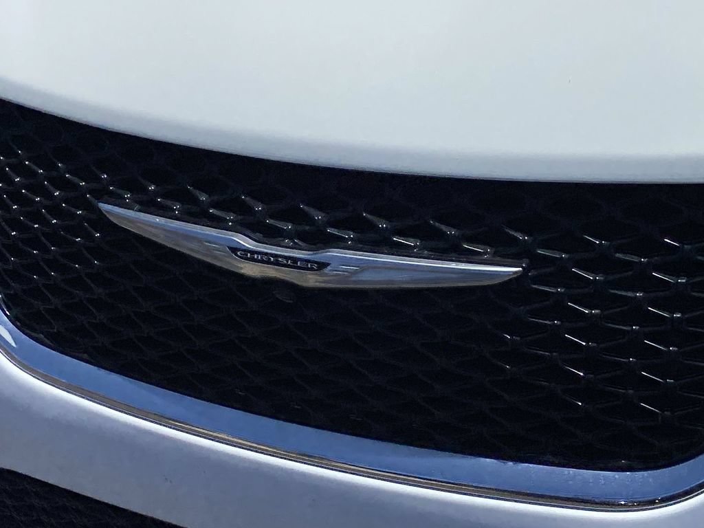 Used 2021 Chrysler Pacifica Touring-L FWD image 26