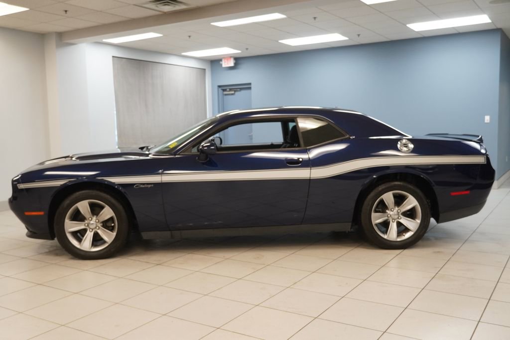 Used 2015 Dodge Challenger SXT RWD image 2