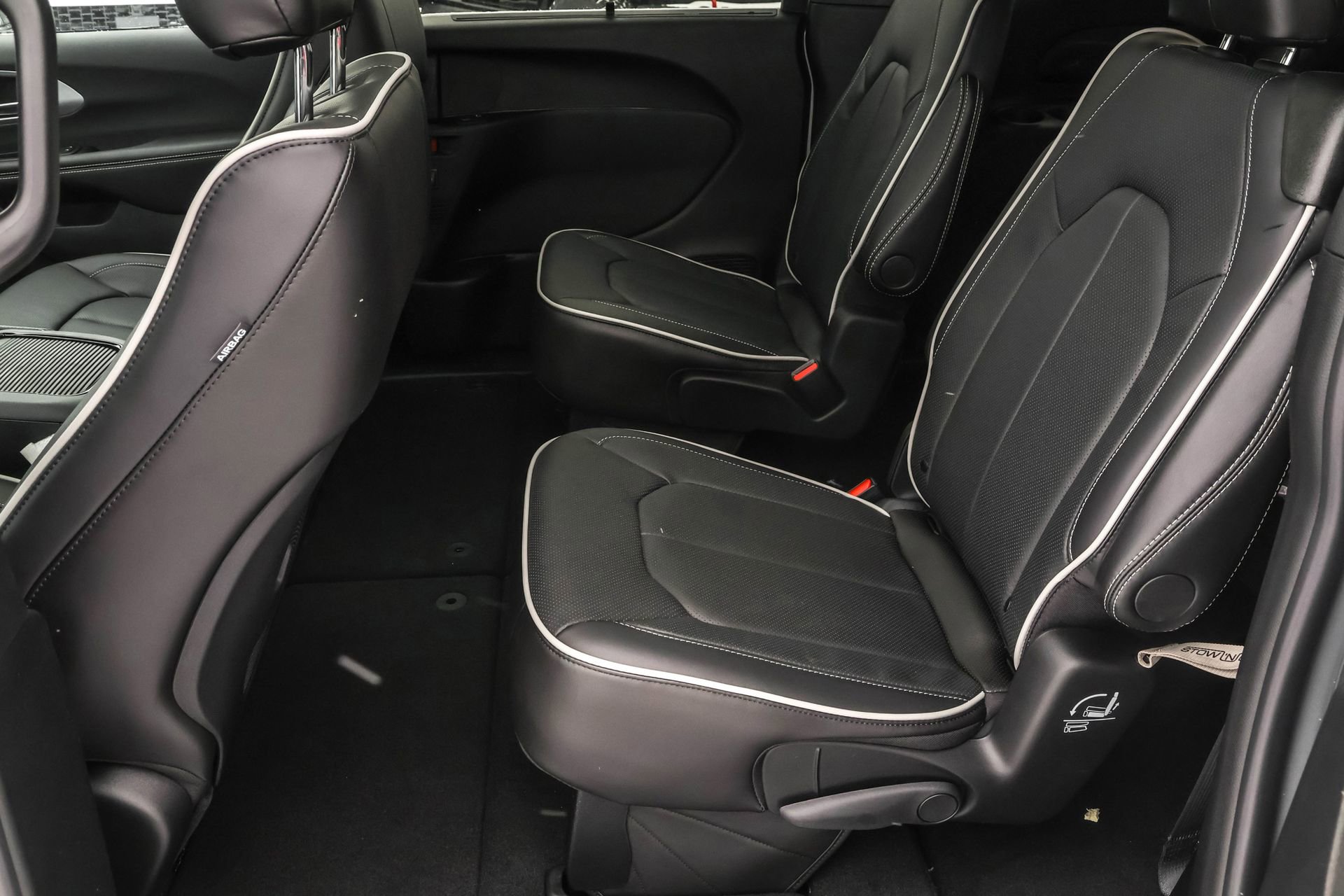 New 2026 Chrysler Pacifica Limited w/ S Appearance Package AWD/4WD image 16