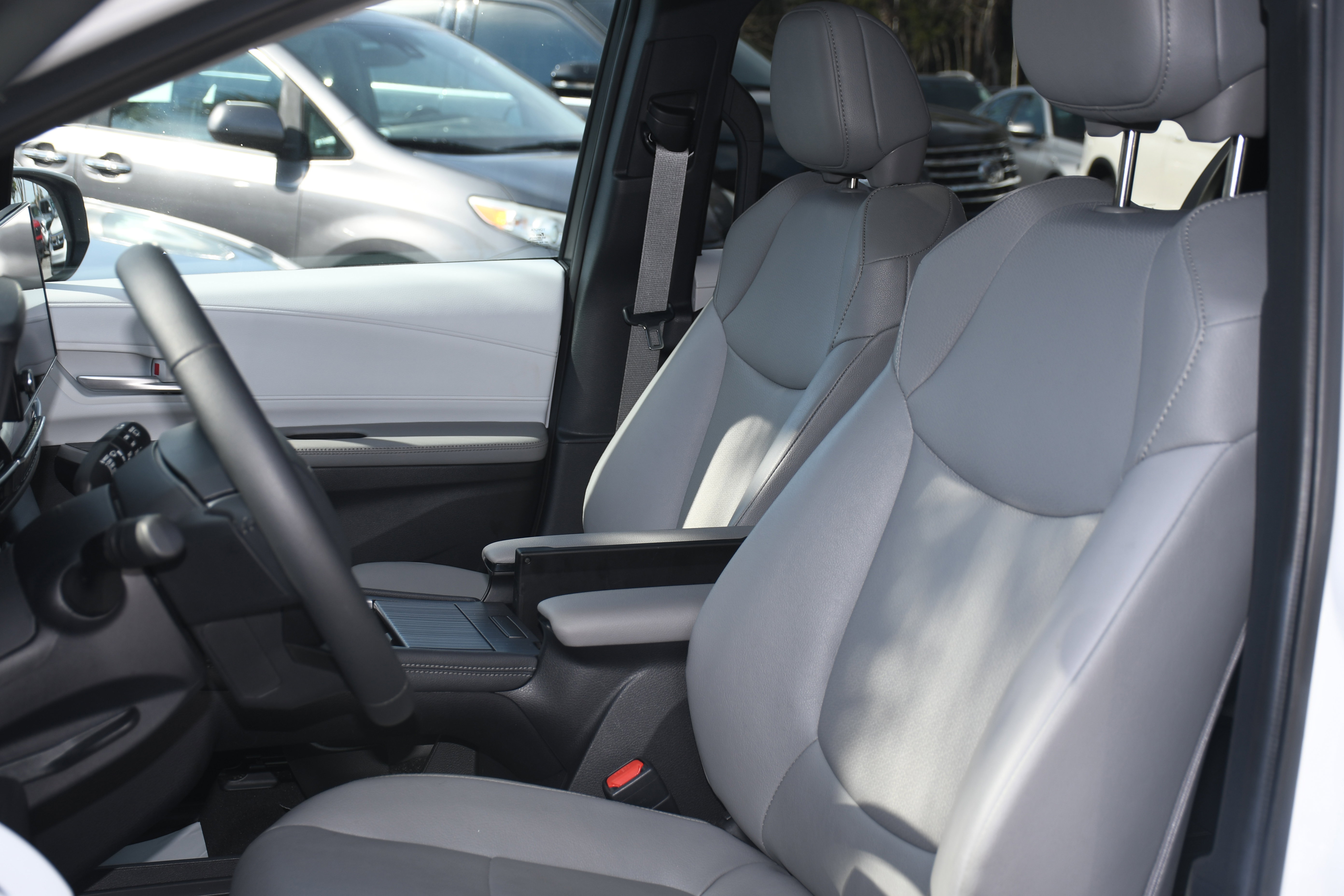 Used 2025 Toyota Sienna XLE w/ XLE Plus Package image 12