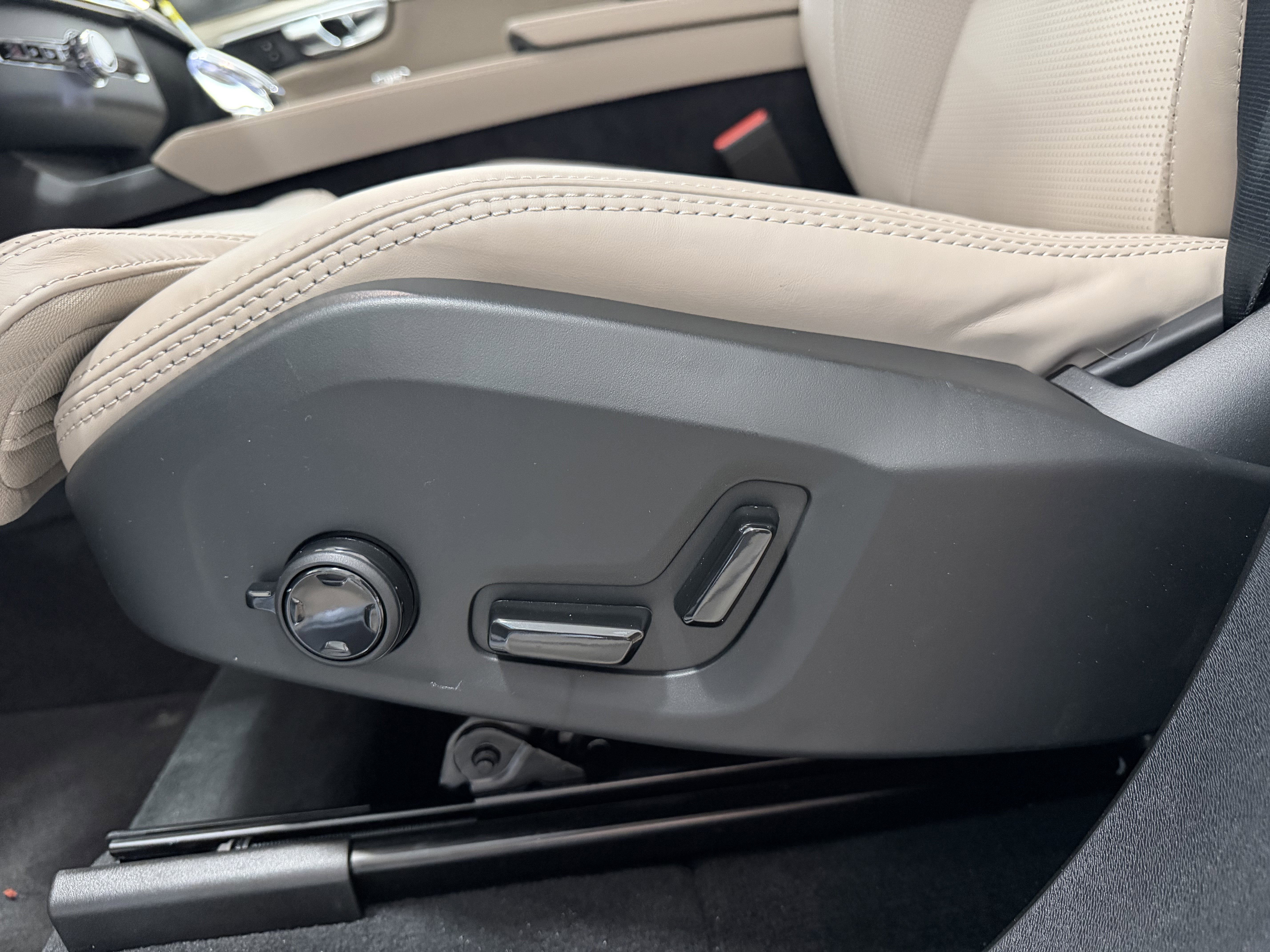 New 2026 Volvo XC90 B6 Ultra AWD/4WD image 13