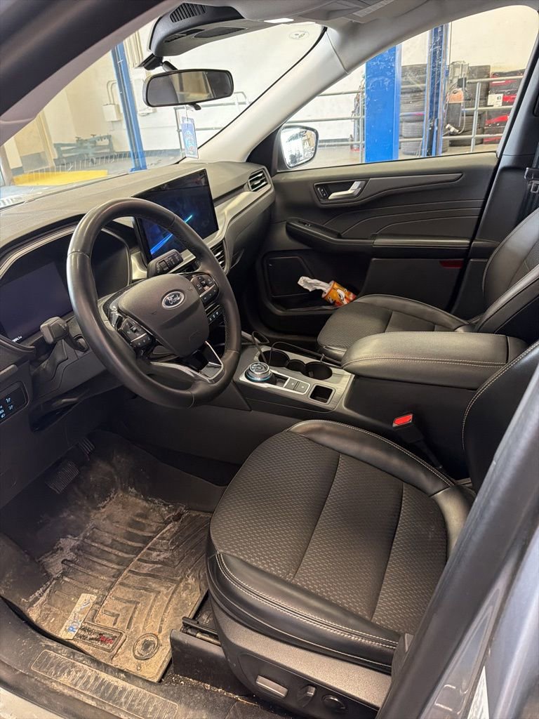 Used 2023 Ford Escape SE image 2